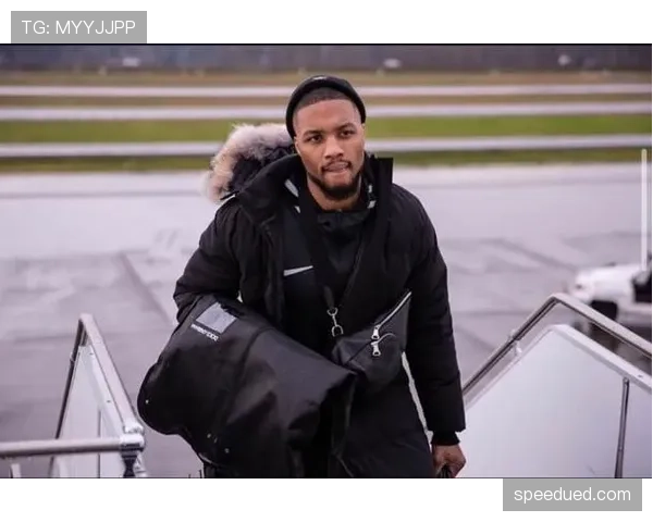 利拉德场下穿拖鞋逛超市，谁能想到这人刚拿5000万年薪？