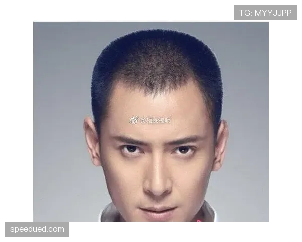 张博恒训练完随手啃蛋白棒的样子，真不像刚拿奖牌的人